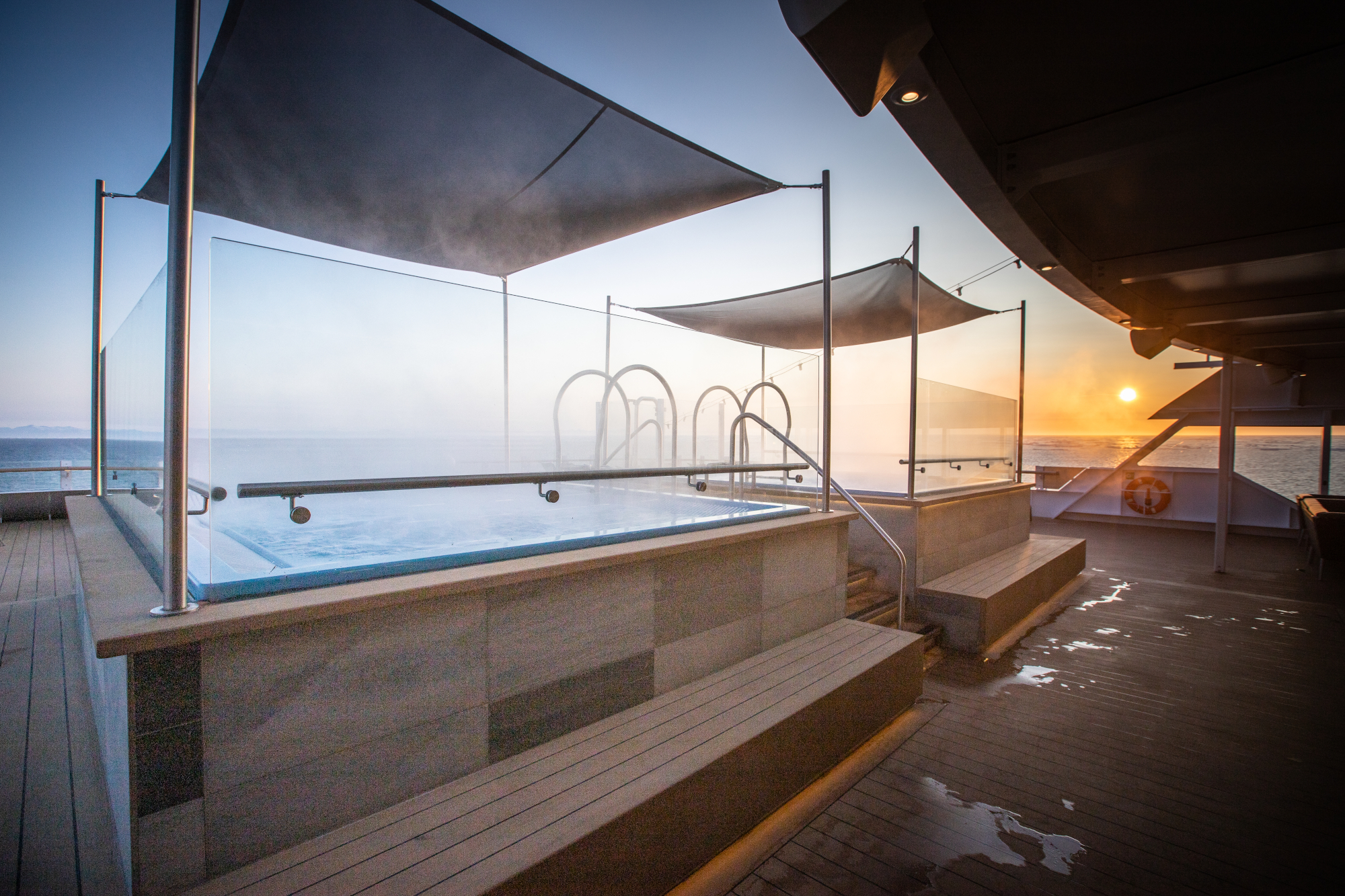 MyCruise Hurtigruten MS-Roald-Amundsen Offentlige-arealer Pool-spa1